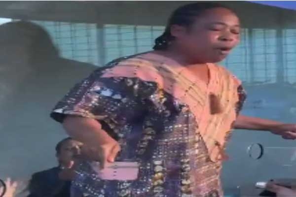 african-woman-at-mumbai-airpor african-woman-at-mumbai-airpor